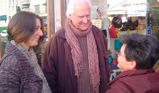 Fernando “Pino” Solanas en campaña por el Barrio de Flores