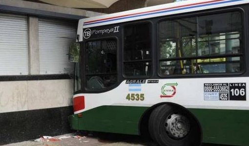 Un colectivo se incrustó en un edificio Un colectivo se incrustó en un edificio