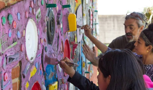 Reciclar y crear un mural Reciclar y crear un mural