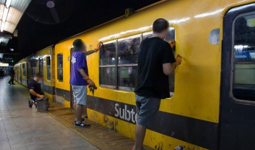 Obligan a Grafiteros a limpiar vagones de subte Obligan a Grafiteros a limpiar vagones de subte