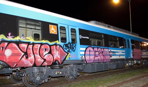 Procesaron al menor que grafiteó los trenes nuevos del Sarmiento Procesaron al menor que grafiteó los trenes nuevos del Sarmiento