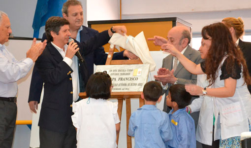 Descubren placa en escuela donde estudió el Papa Francisco