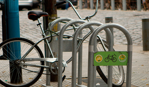 Estacionamiento de bicicletas en la ciudad