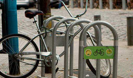 Estacionamiento de bicicletas en la ciudad Estacionamiento de bicicletas en la ciudad