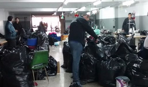 Clausuran un taller clandestino escondido tras una pared falsa Clausuran un taller clandestino escondido tras una pared falsa