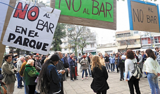 Los vecinos marcharon contra el nuevo bar en Parque Chacabuco
