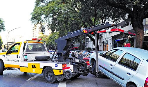 Grúas, piden que se avise si se llevan un auto