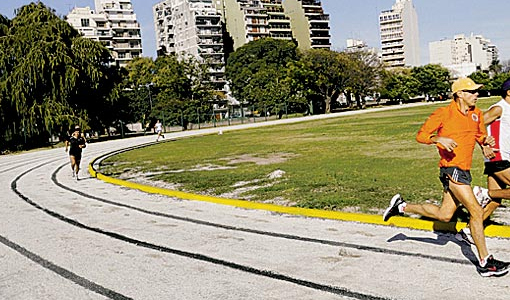 Piden que arreglen la pista de atletismo del Parque Chacabuco