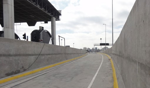 El Metrobús en la autopista cerca de la inaguracion