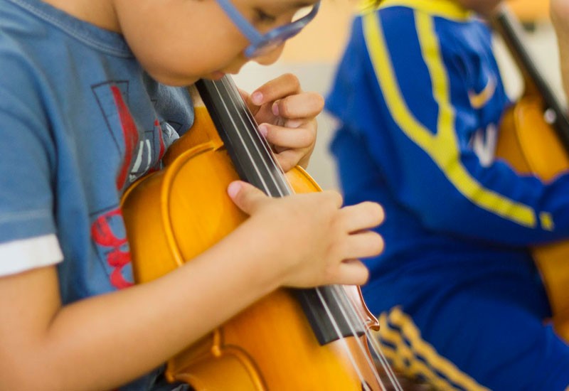 En la escuela N°9 tienen clases de violín y violonchelo En la escuela N°9 tienen clases de violín y violonchelo