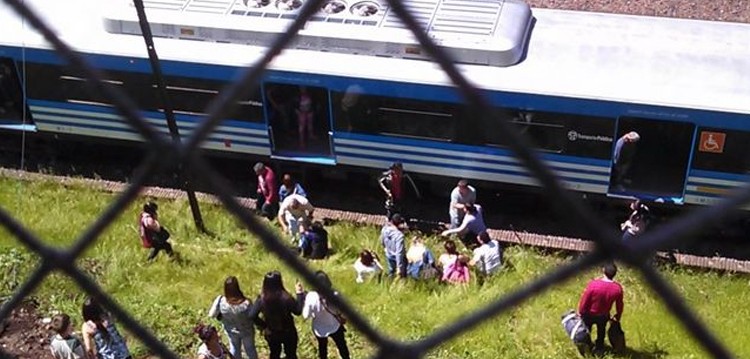 El tren Sarmiento volvió a ser protagonista de un accidente El tren Sarmiento volvió a ser protagonista de un accidente
