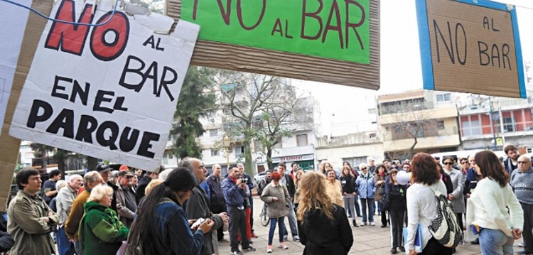 Vecinos juntan firmas contra el bar en Parque Chacabuco