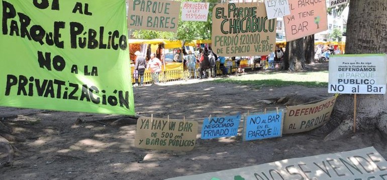 Vecinos continúan juntando firmas en rechazo al bar