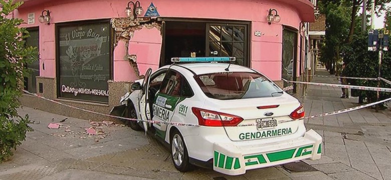 Un patrullero de Gendarmería se incrustó contra un restaurant Un patrullero de Gendarmería se incrustó contra un restaurant