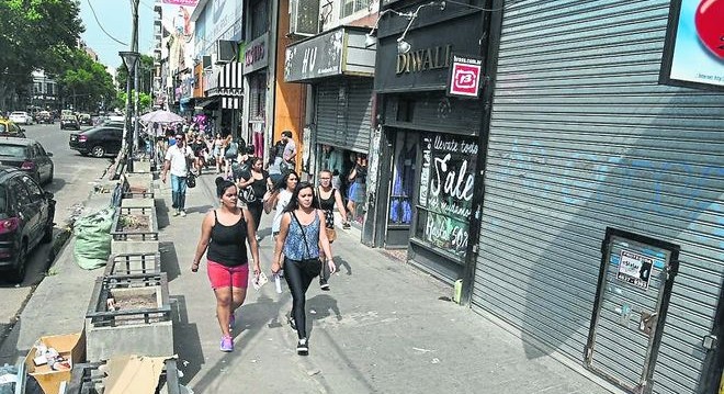 Fuerte operativo contra los manteros en Flores Fuerte operativo contra los manteros en Flores