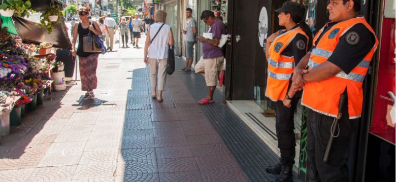 Operativo contra los manteros en la Avenida Rivadavia