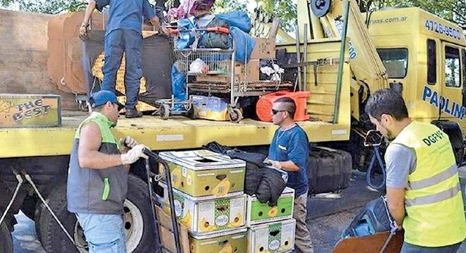 Allanaron 18 depósitos de manteros en Liniers Allanaron 18 depósitos de manteros en Liniers