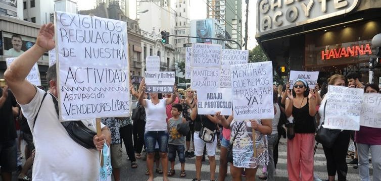 Manteros reclamaron volver a vender en Caballito Manteros reclamaron volver a vender en Caballito