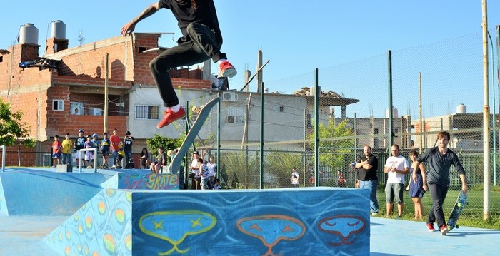 Taller de skate para chicos en el Polideportivo Los Piletones