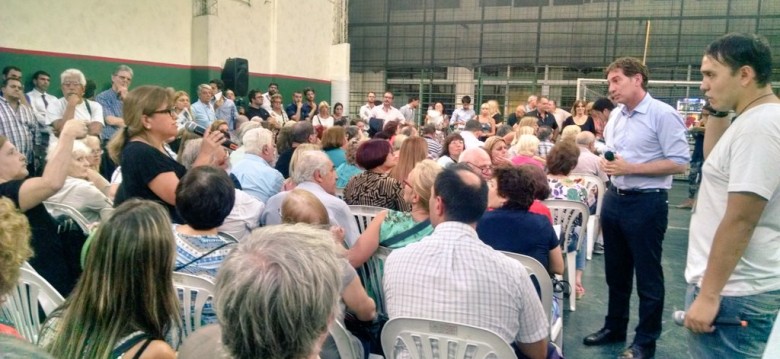 Santilli se reunió con vecinos de la Comuna 7 Santilli se reunió con vecinos de la Comuna 7
