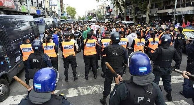 Los manteros se resistieron al desalojo y hubo incidentes