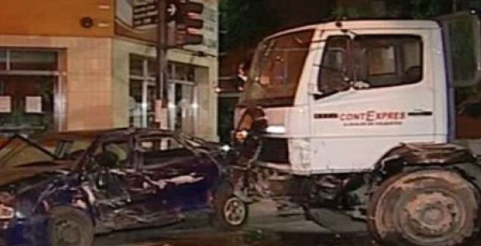 Un camión chocó varios autos estacionados en Flores Un camión chocó varios autos estacionados en Flores