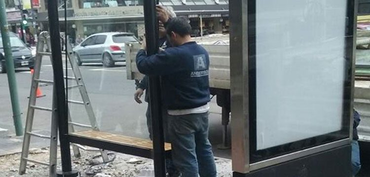 Instalan nuevos refugios en la av. Rivadavia Instalan nuevos refugios en la av. Rivadavia