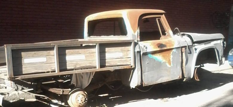 Autos abandonados en Flores y Parque Chacabuco