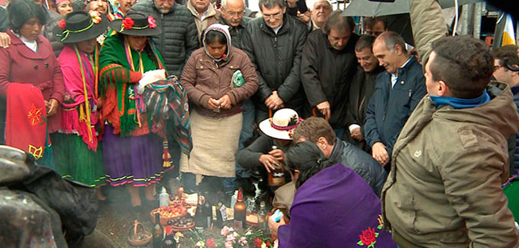 La ofrenda a la Pachamama se celebró en el Obelisco porteño La ofrenda a la Pachamama se celebró en el Obelisco porteño