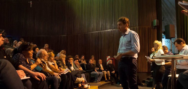 Diego Santilli junto a los vecinos de Parque Chacabuco