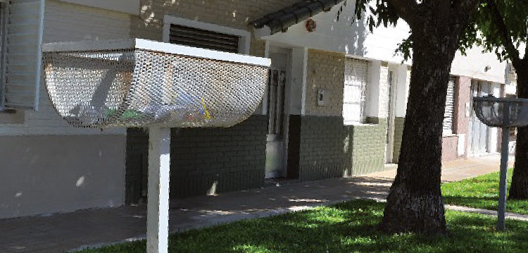 Piden que retiren los viejos canastos para basura Piden que retiren los viejos canastos para basura