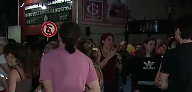 Vecinos se concentraron frente a la comisaría 38 Vecinos se concentraron frente a la comisaría 38