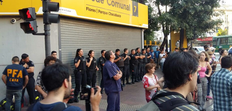 Manifestacion de vecinos en la sede comunal de Flores