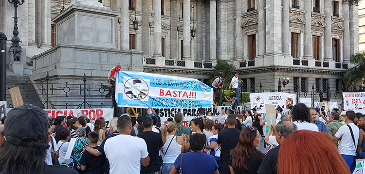 Familiares y amigos de Brian se manifestaron en el Congreso