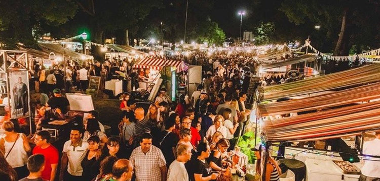 Buenos Aires Market vuelve a Parque Chacabuco y de noche Buenos Aires Market vuelve a Parque Chacabuco y de noche