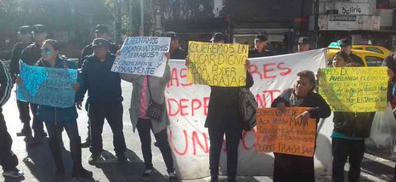 Segundo día de protesta de manteros en avenida Avellaneda Segundo día de protesta de manteros en avenida Avellaneda