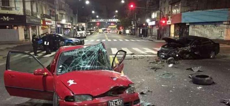 Violento choque entre dos autos y un colectivo en Flores