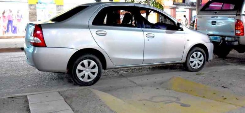 Mas multas a quienes bloquean las rampas de discapacitados Mas multas a quienes bloquean las rampas de discapacitados