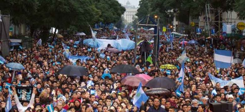 Miles de personas oraron por Argentina en el Obelisco