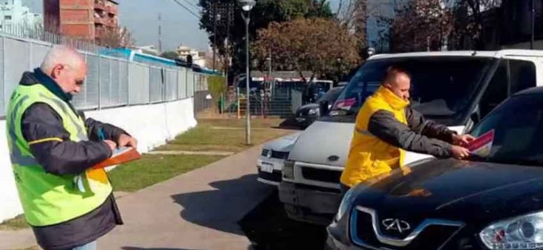 Controles y multas a vehículos mal estacionados en Flores