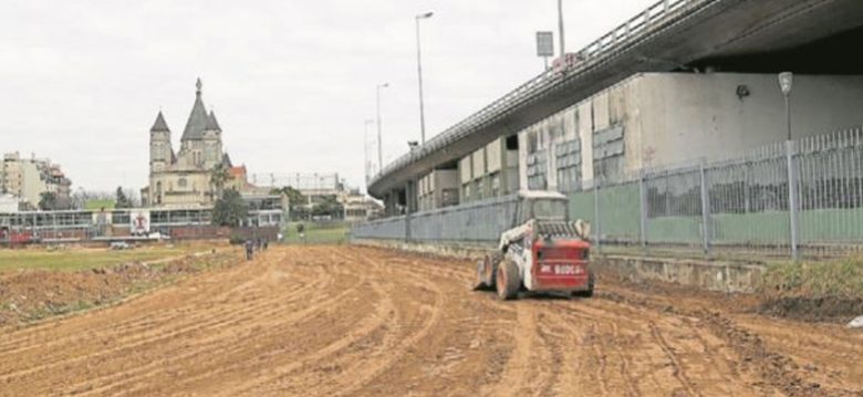 Trabajos en la pista de atletismo del Parque Chacabuco Trabajos en la pista de atletismo del Parque Chacabuco