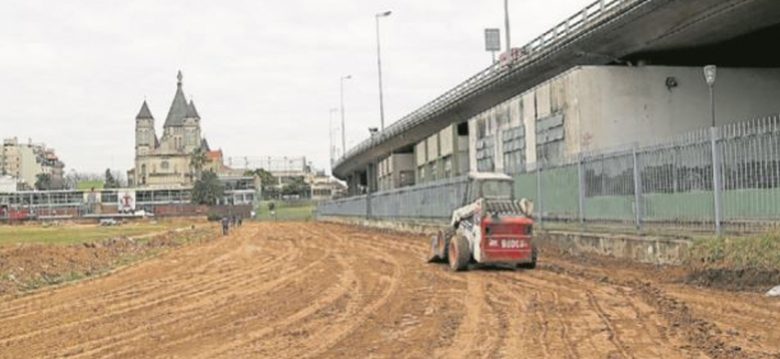 Trabajos en la pista de atletismo del Parque Chacabuco