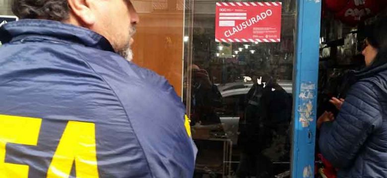 Inspectores clausuraron un local de productos chinos Inspectores clausuraron un local de productos chinos