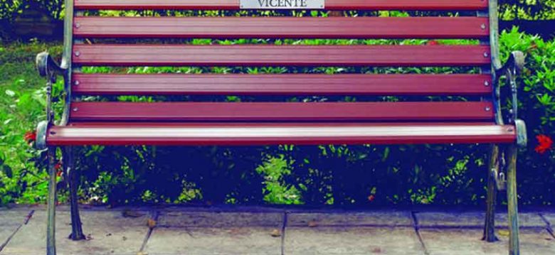 En la ciudad se podrán rendir homenajes con placas en los bancos de las plazas En la ciudad se podrán rendir homenajes con placas en los bancos de las plazas