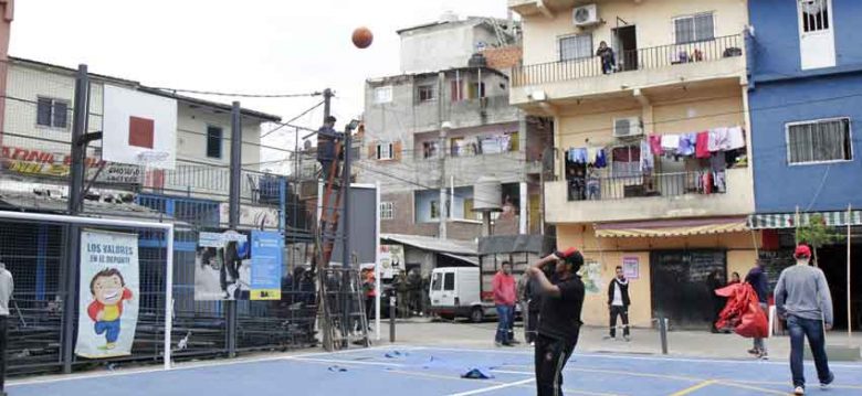 Inauguraron una cancha multiuso en el Barrio 1-11-14 Inauguraron una cancha multiuso en el Barrio 1-11-14