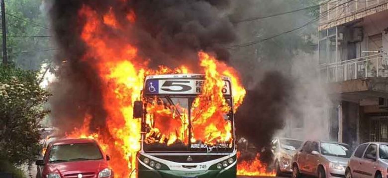 Incendio de un colectivo y seis autos en Floresta