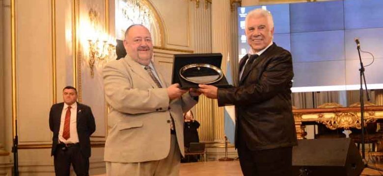La Legislatura organizó un acto de reconocimiento a Raúl Lavié La Legislatura organizó un acto de reconocimiento a Raúl Lavié