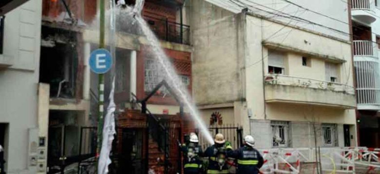 Explosión y Fuego en dúplex de Neuquén al 2200 Explosión y Fuego en dúplex de Neuquén al 2200