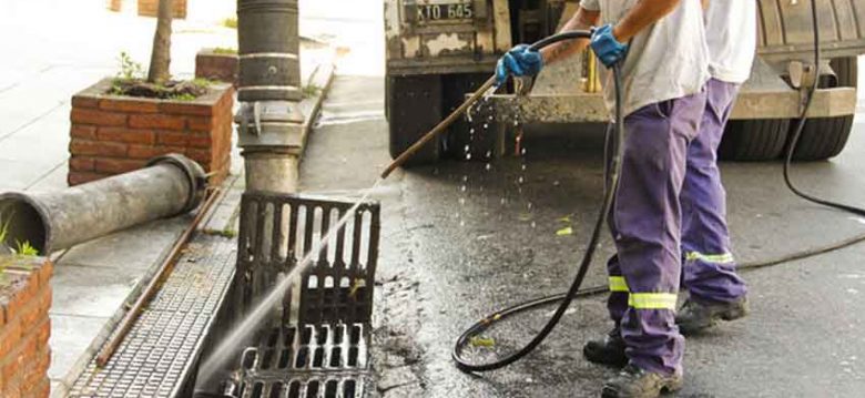 Instalan sumideros de plástico reciclado en el Bajo Flores