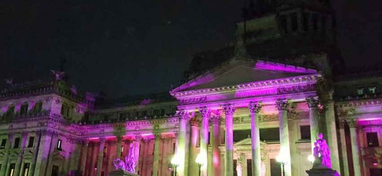 La ciudad se ilumina de rosa para concientizar sobre el cáncer de mama